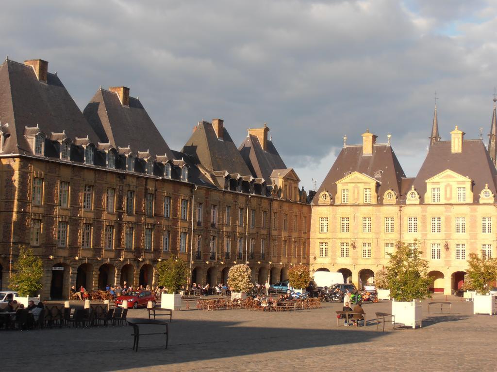 Hotel De La Meuse Шарлевиль-Мезьер Экстерьер фото